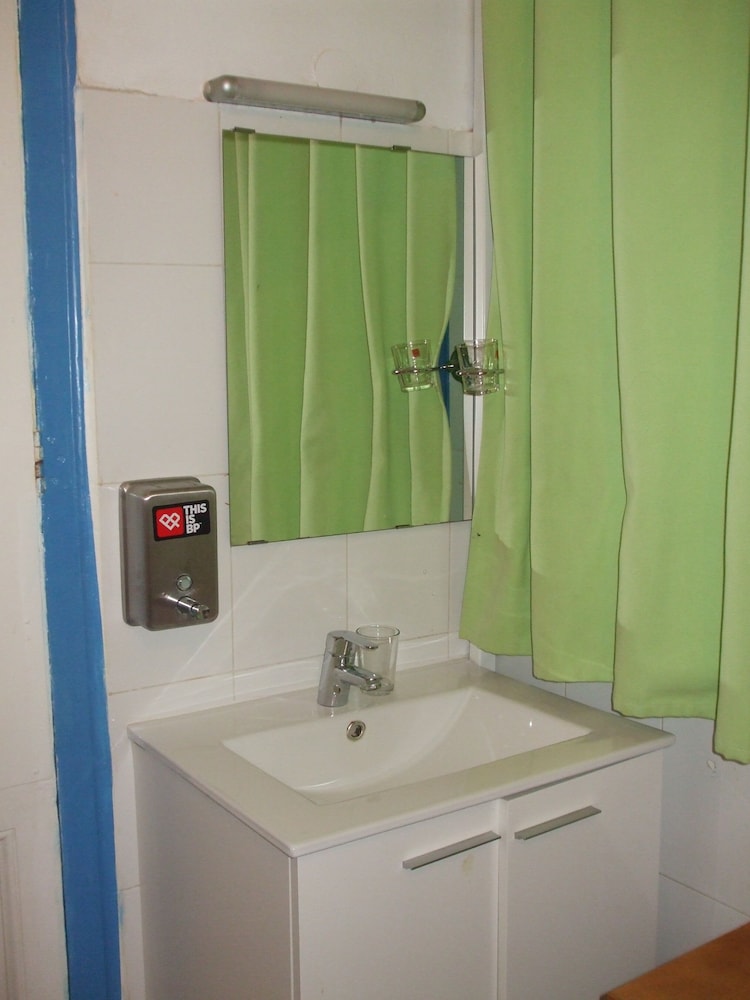 Bathroom sink