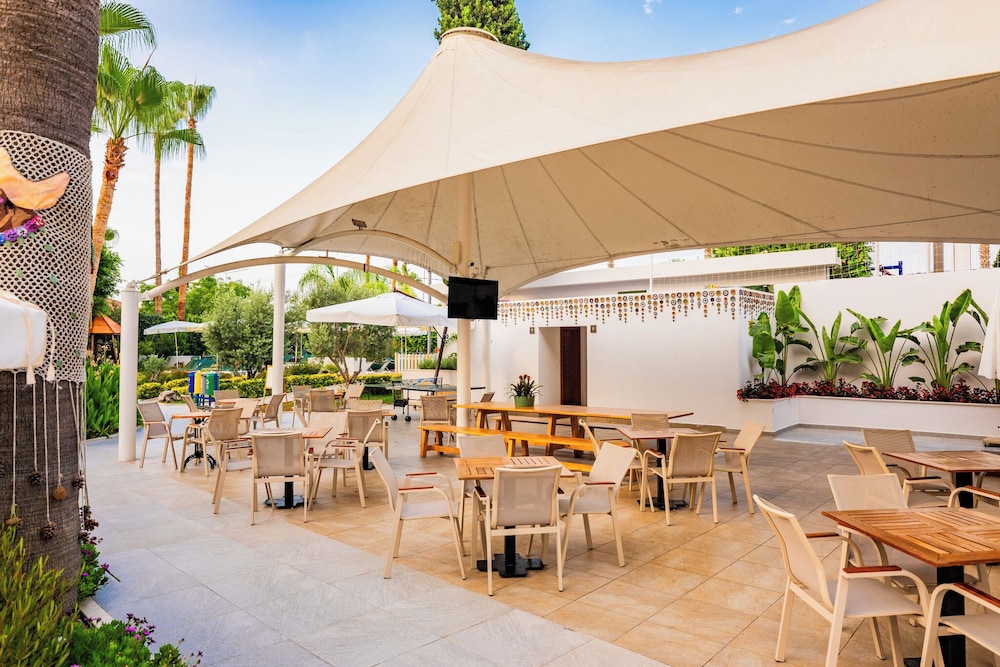 Poolside bar