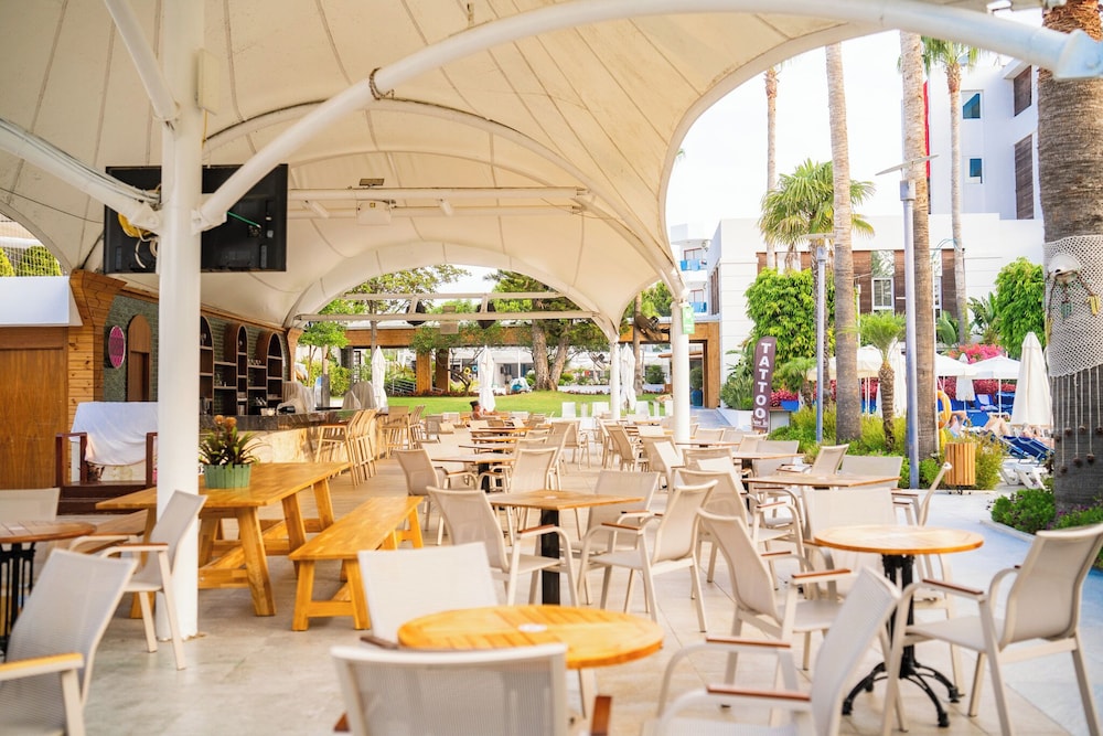 Poolside bar