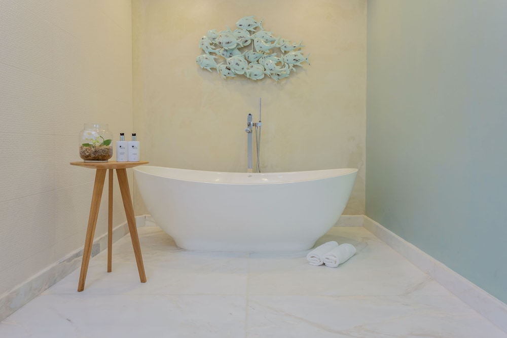 Deep soaking bathtub