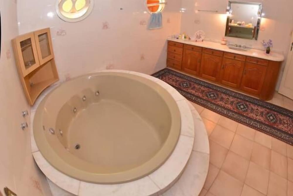 Jetted tub