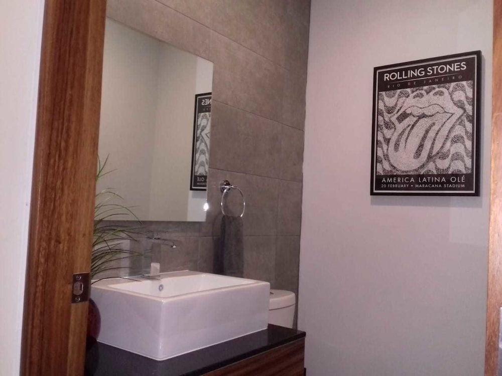 Bathroom sink
