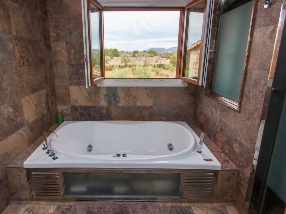 Deep soaking bathtub