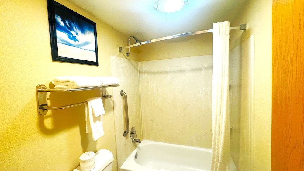 Deep soaking bathtub