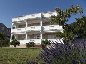 thumbnail: Front of property