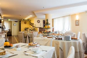 thumbnail: Breakfast area
