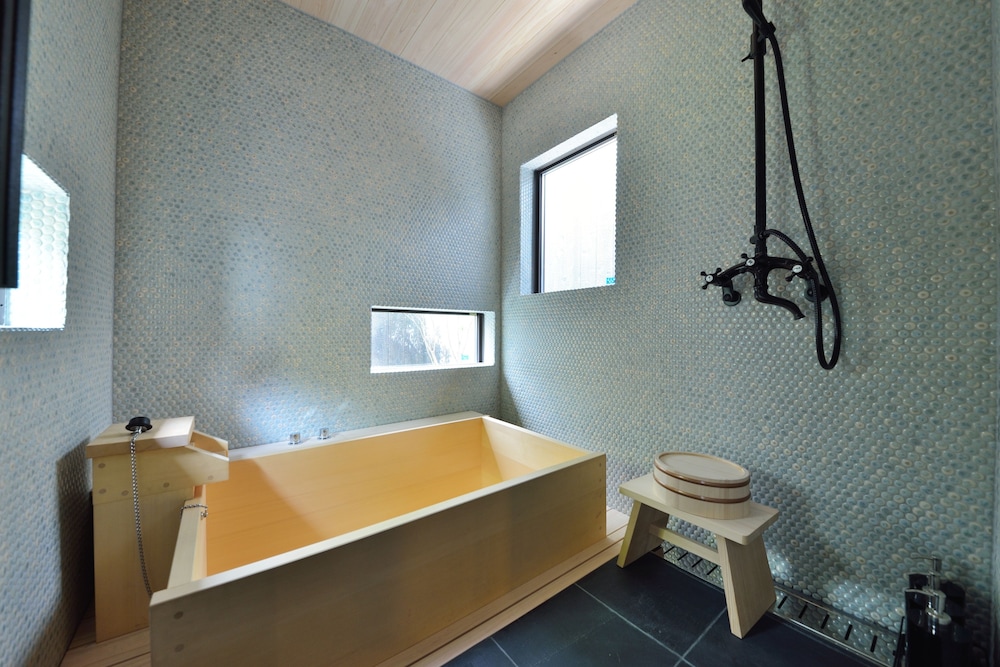 Deep soaking bathtub