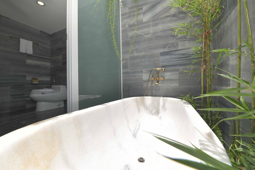 Deep soaking bathtub