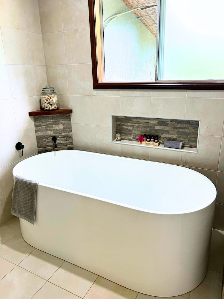 Deep soaking bathtub