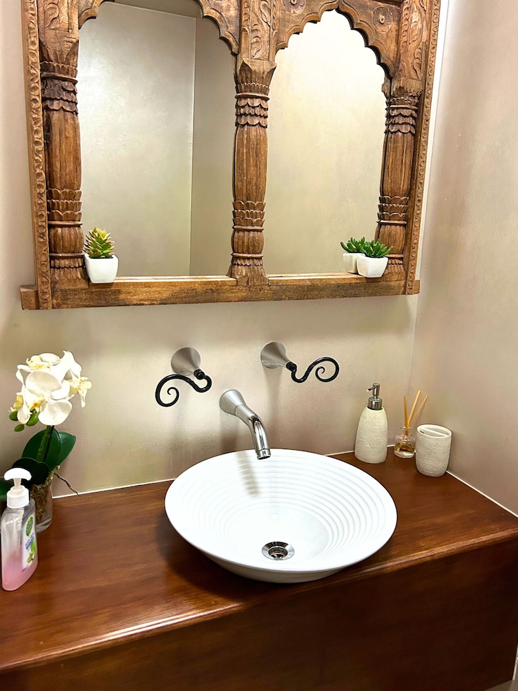 Bathroom sink