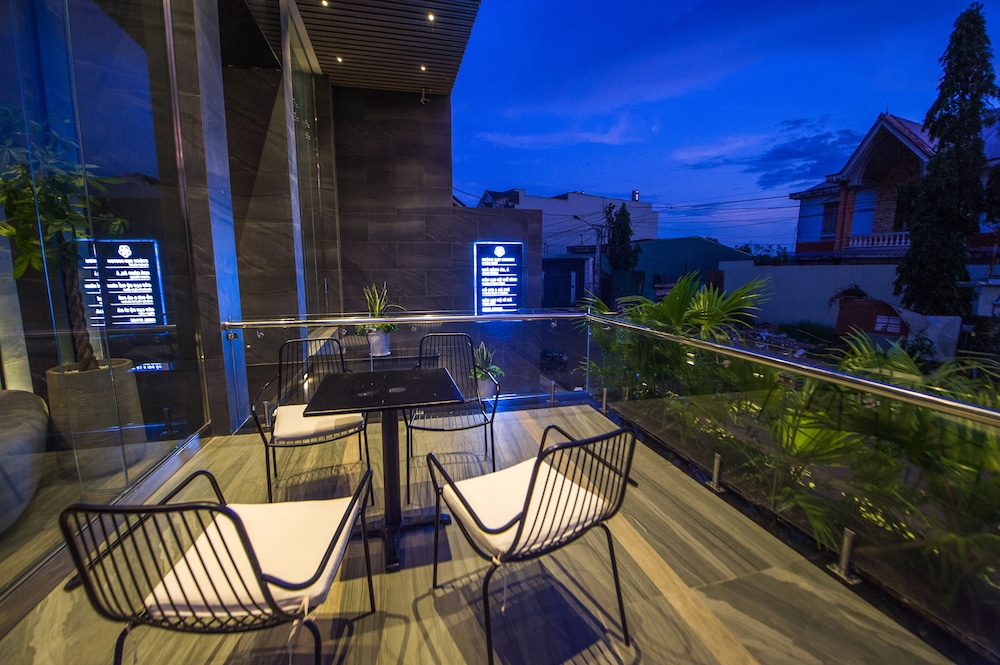 Front of property - evening/night