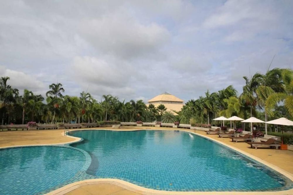 Exercise/lap pool