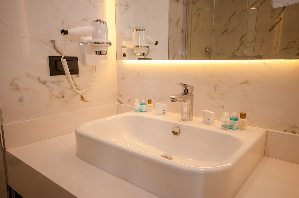 Bathroom sink