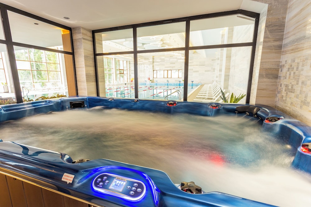 Indoor spa tub