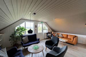 thumbnail: Lobby sitting area