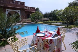 thumbnail: Outdoor pool