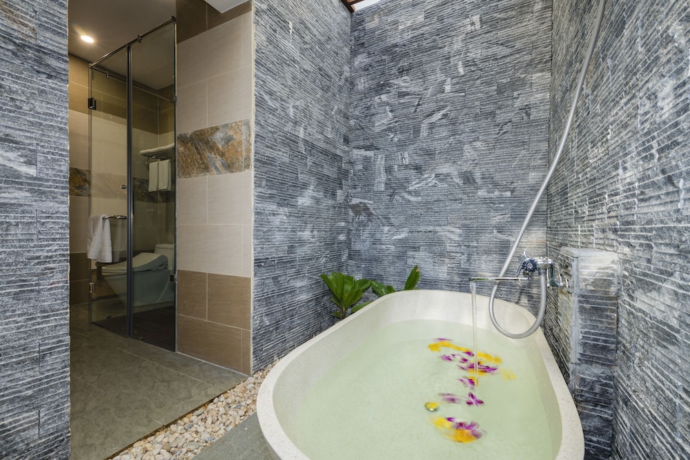 Jetted tub
