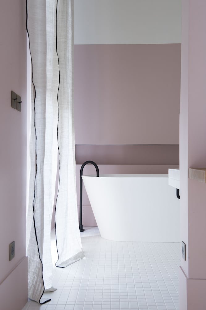 Deep soaking bathtub