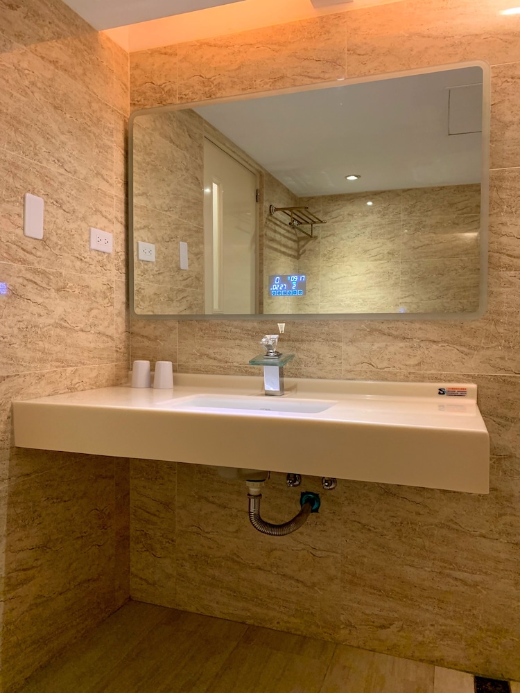 Bathroom sink
