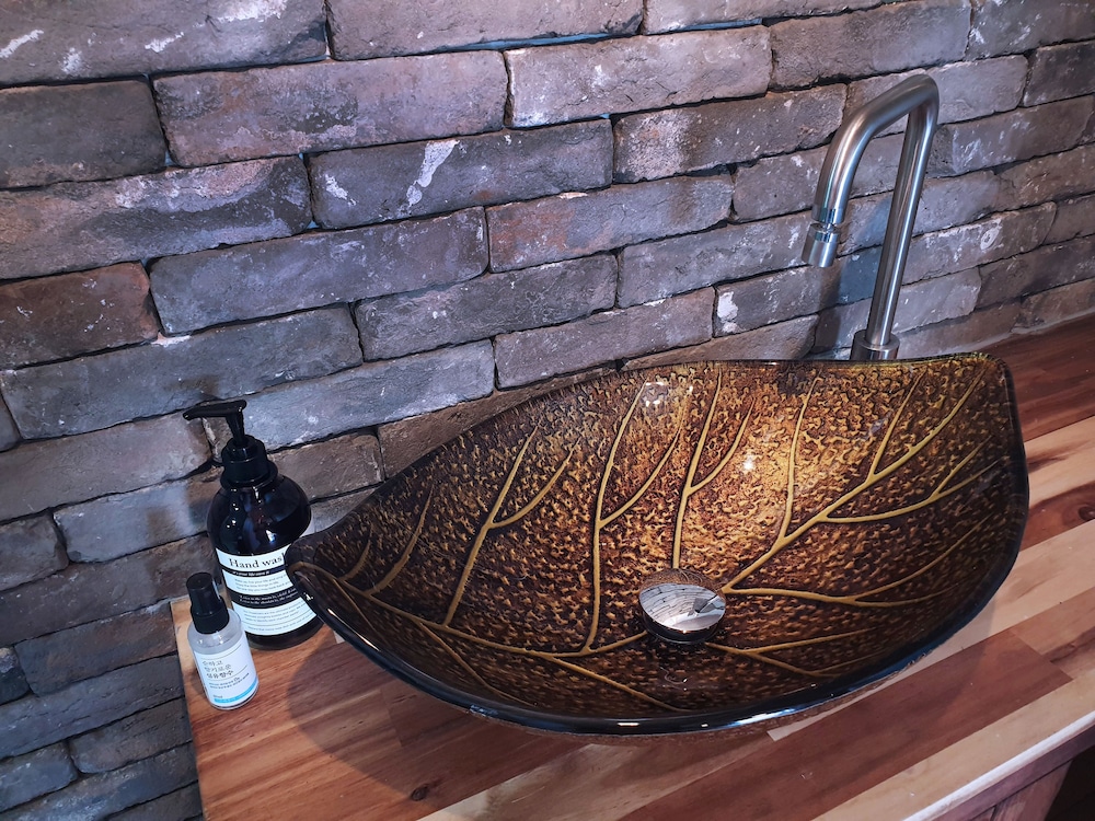 Bathroom sink