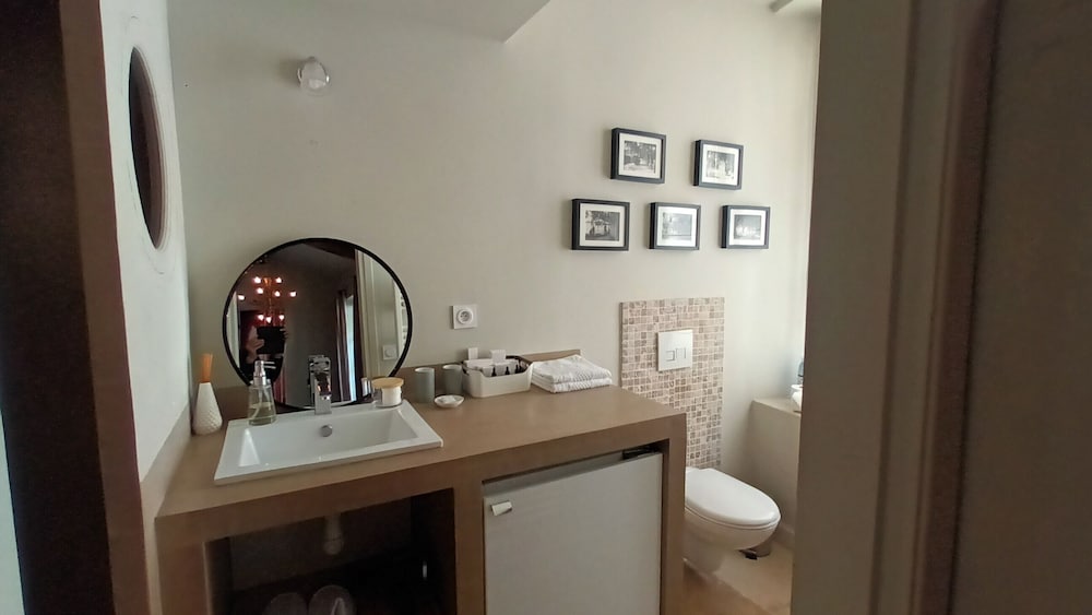 Bathroom sink