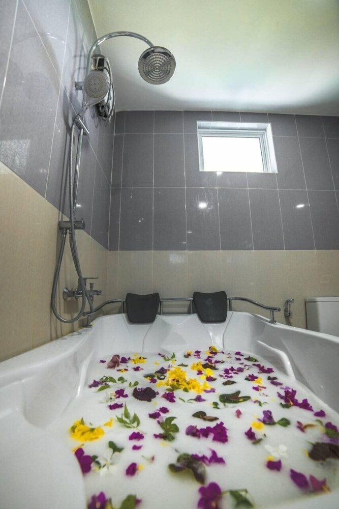 Deep soaking bathtub