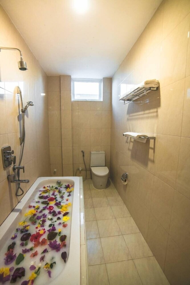 Deep soaking bathtub