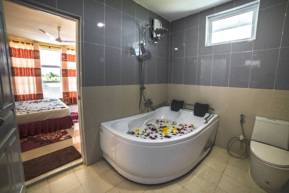 Jetted tub