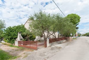 thumbnail: Exterior