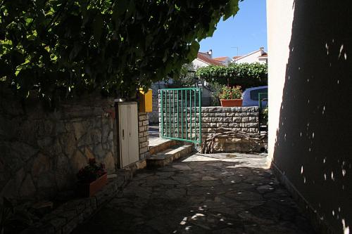 330618233.jpg