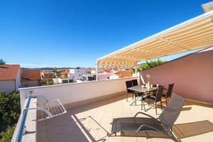 thumbnail: Outdoor dining