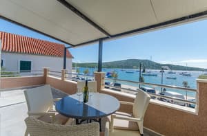thumbnail: Outdoor dining