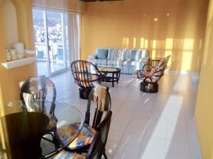 thumbnail: Family dining