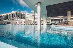 thumbnail: Swim-up bar