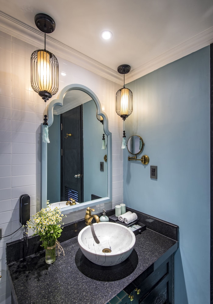 Bathroom sink