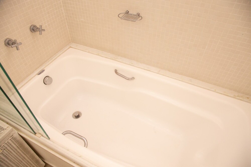 Deep Soaking Bathtub