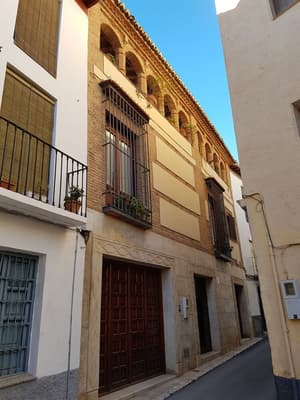 thumbnail: Front of property