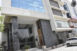 thumbnail: Front of property