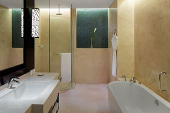 76522422-H1-Deluxe,_Bathroom.jpg