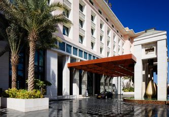 76522994-H1-Main_Entrance_to_the_Lobby.jpg