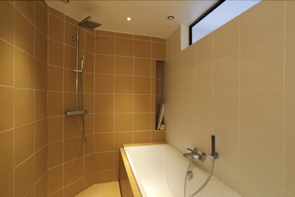 Deep Soaking Bathtub