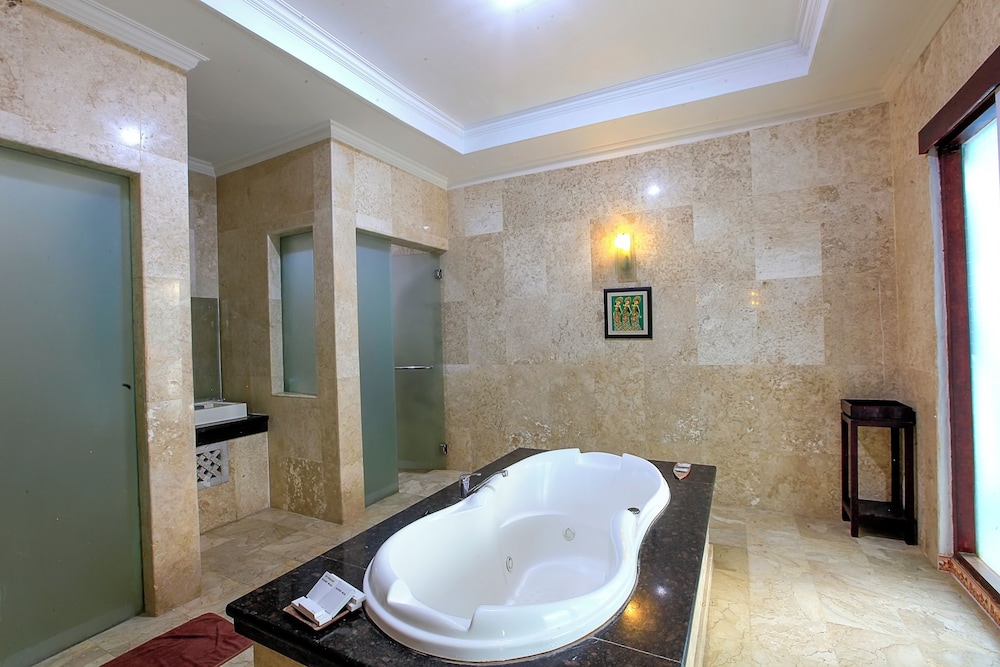 Deep soaking bathtub