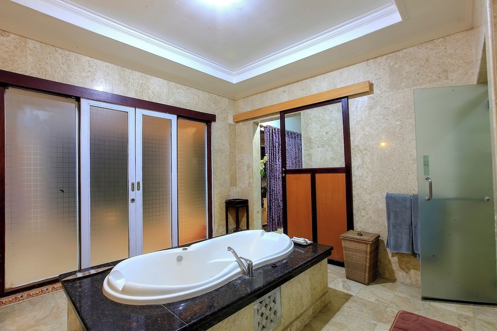Deep soaking bathtub