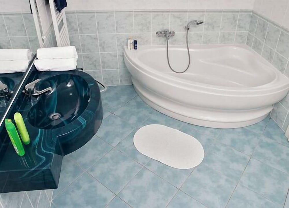 Deep soaking bathtub