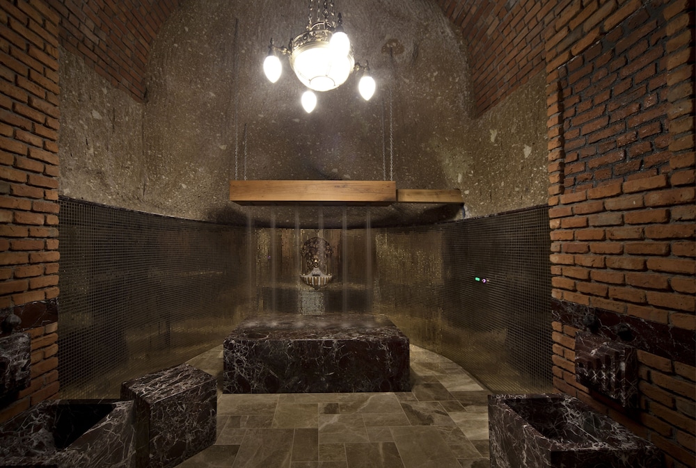 Indoor spa tub