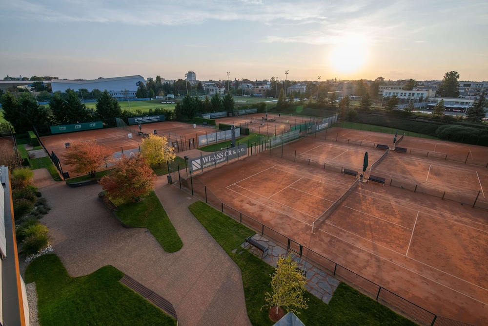Tennis court