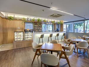 thumbnail: Bar (on property)