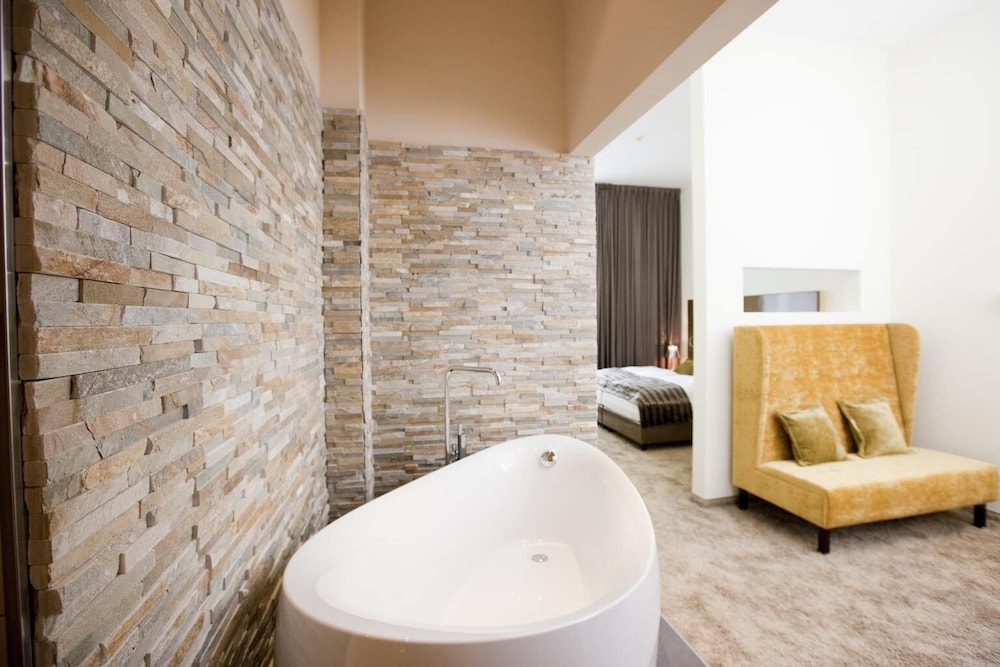 Deep soaking bathtub