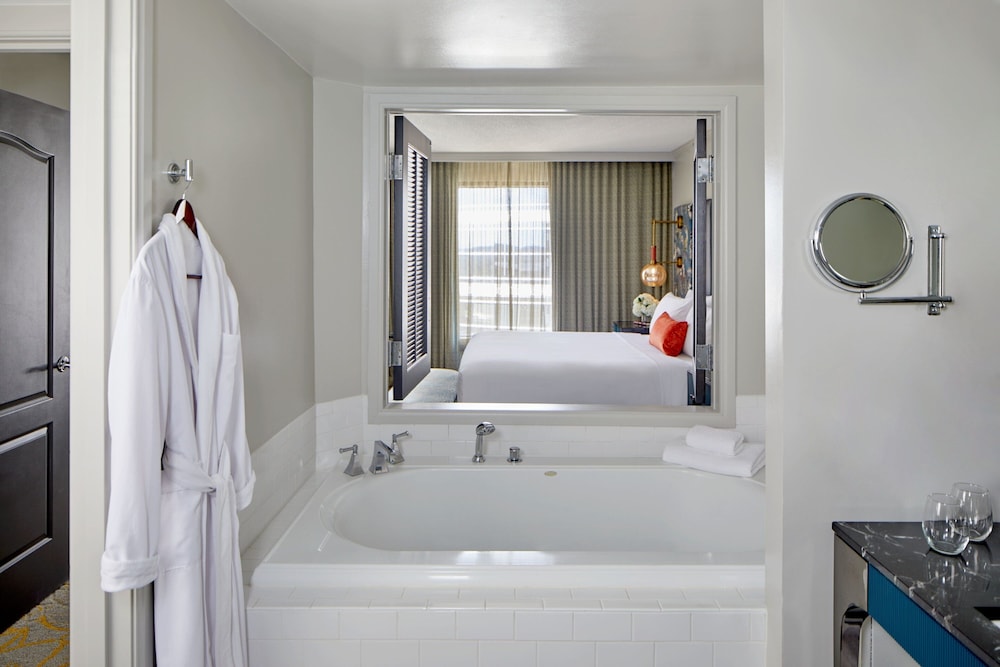 Deep soaking bathtub