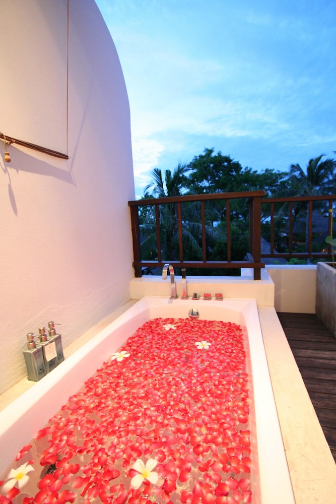 Deep soaking bathtub